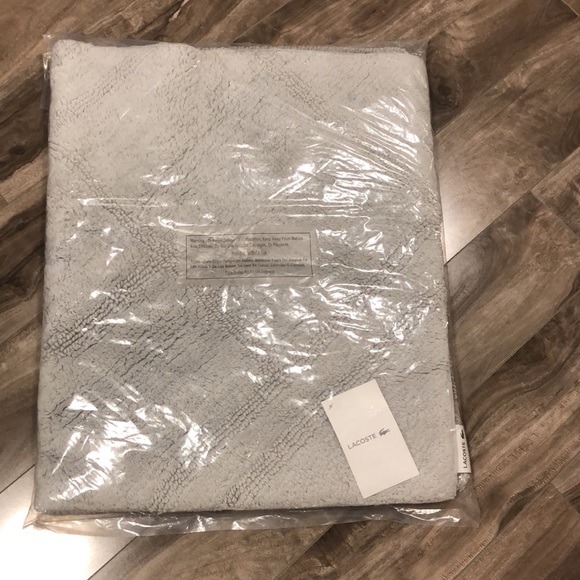 🔥🔥LACOSTE Micro Chip Line Rug (21” x 34-“) - Picture 2 of 6